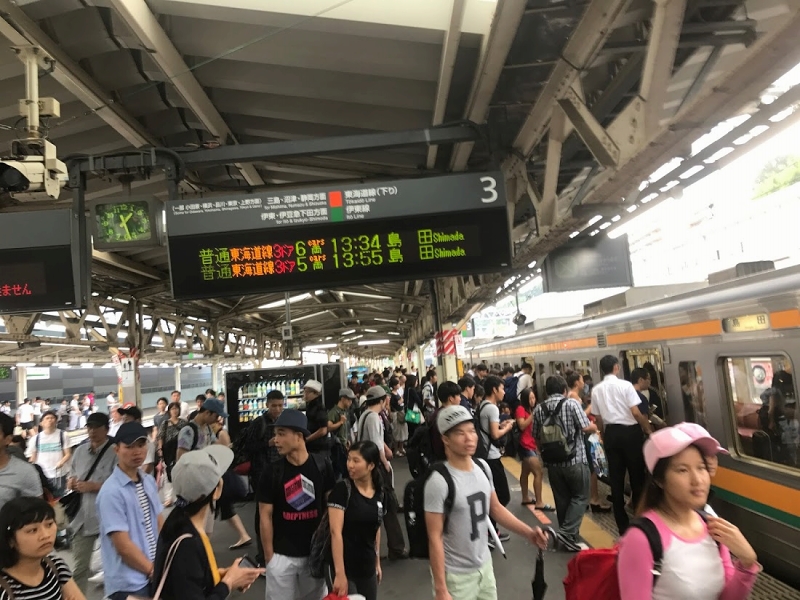 観光客で混雑する熱海駅